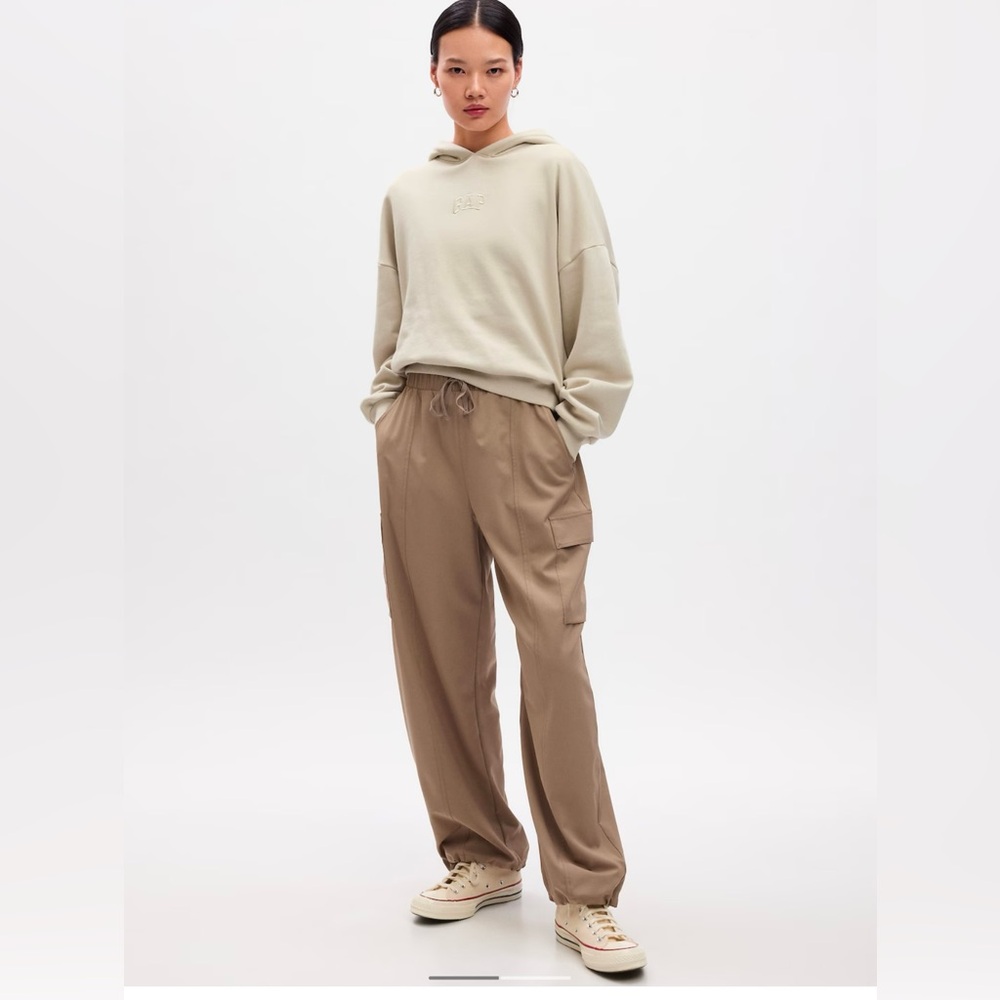 Gap fit runaround parachute pant